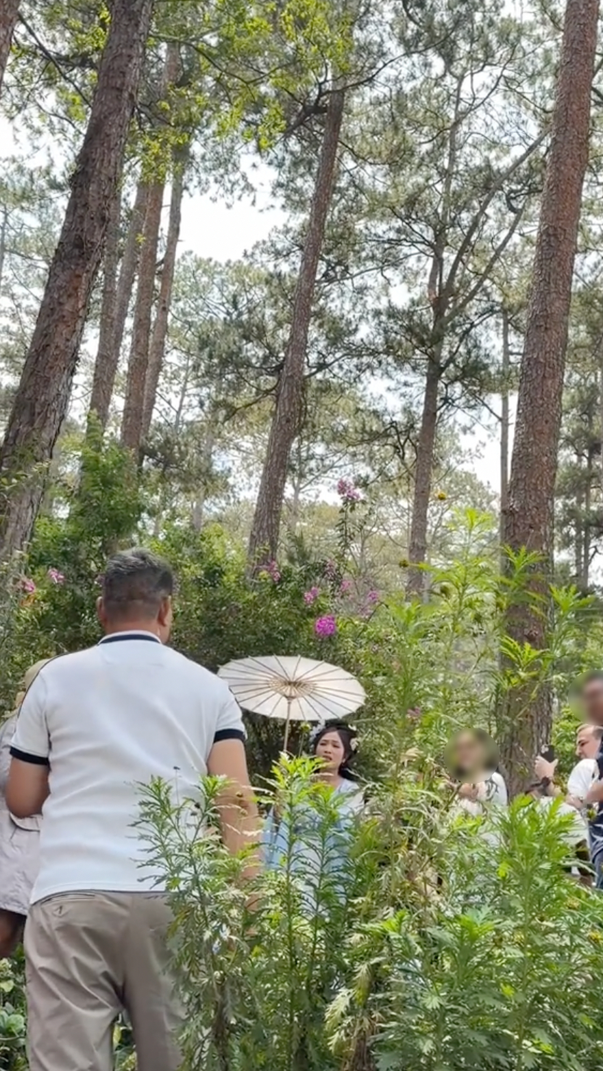 Cô Long - chủ quán Happy Hill bị khách quát tháo, bắt ra tiếp đoàn 45 người: “Em không bán vé để làm xiếc hay múa rối đâu anh!”