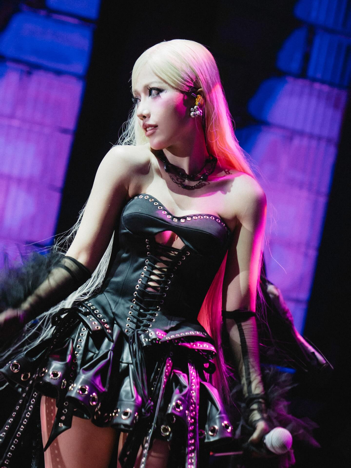 Tranh cãi chủ yếu xoay quanh album Phao Cứu Sinh và Giữa Một Vạn Người của Phùng Khánh Linh