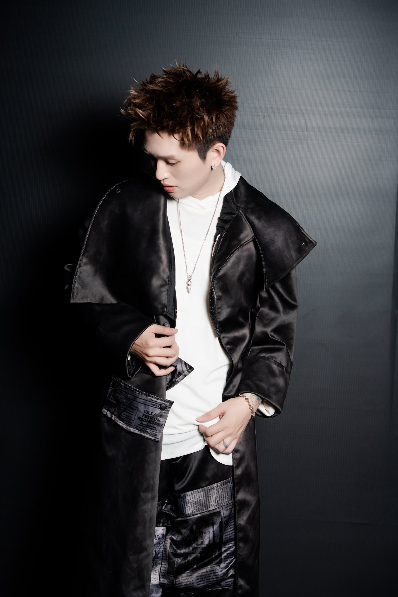 B Ray là tâm điểm chỉ trích hiện tại