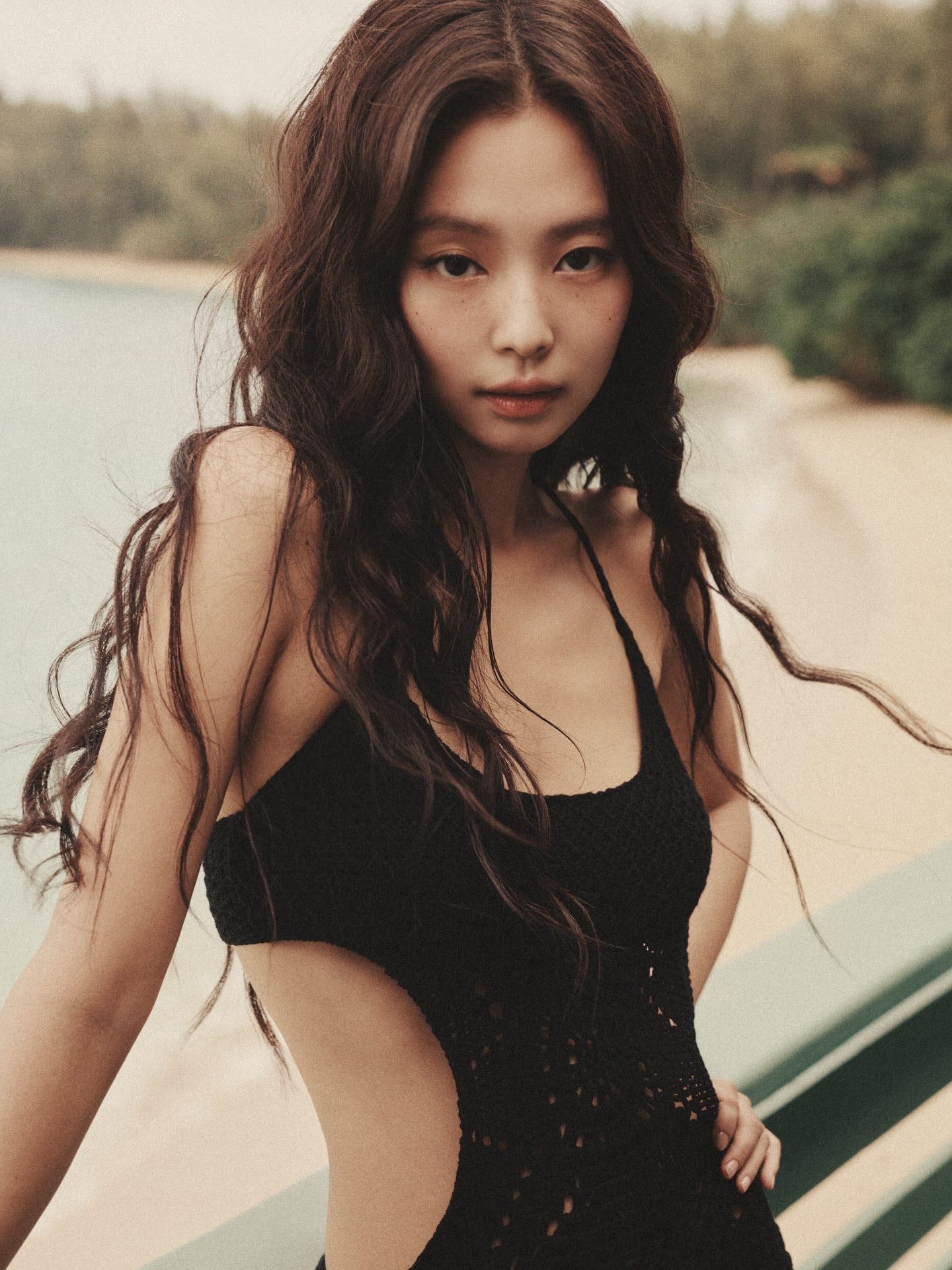 Việc đồng thời thống trị cả doanh số, streaming lẫn phê bình cho thấy Ruby không chỉ là một sản phẩm thành công về mặt thương mại, mà còn là một “tuyên ngôn nghệ thuật” giúp Jennie khẳng định vị thế như một nghệ sĩ có khả năng định hình xu hướng âm nhạc, thay vì chỉ chạy theo công thức thị trường