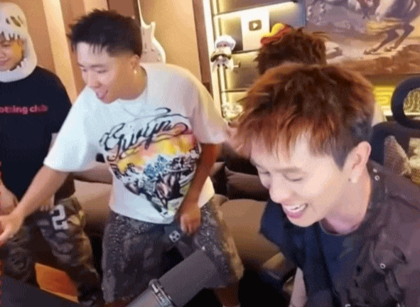 Thái độ đùa giỡn trên livestream của Mason Nguyễn khiến khán giả tranh cãi 