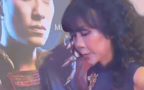 Ngay khi xếp hàng chờ đến lượt, MC Trác Thúy Miêu đã có thái độ không thoải mái 