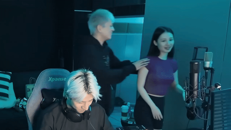 Bên trong hậu trường thu âm cho Anh Trai Say Hi, cả hai từng có những tương tác thân thiết