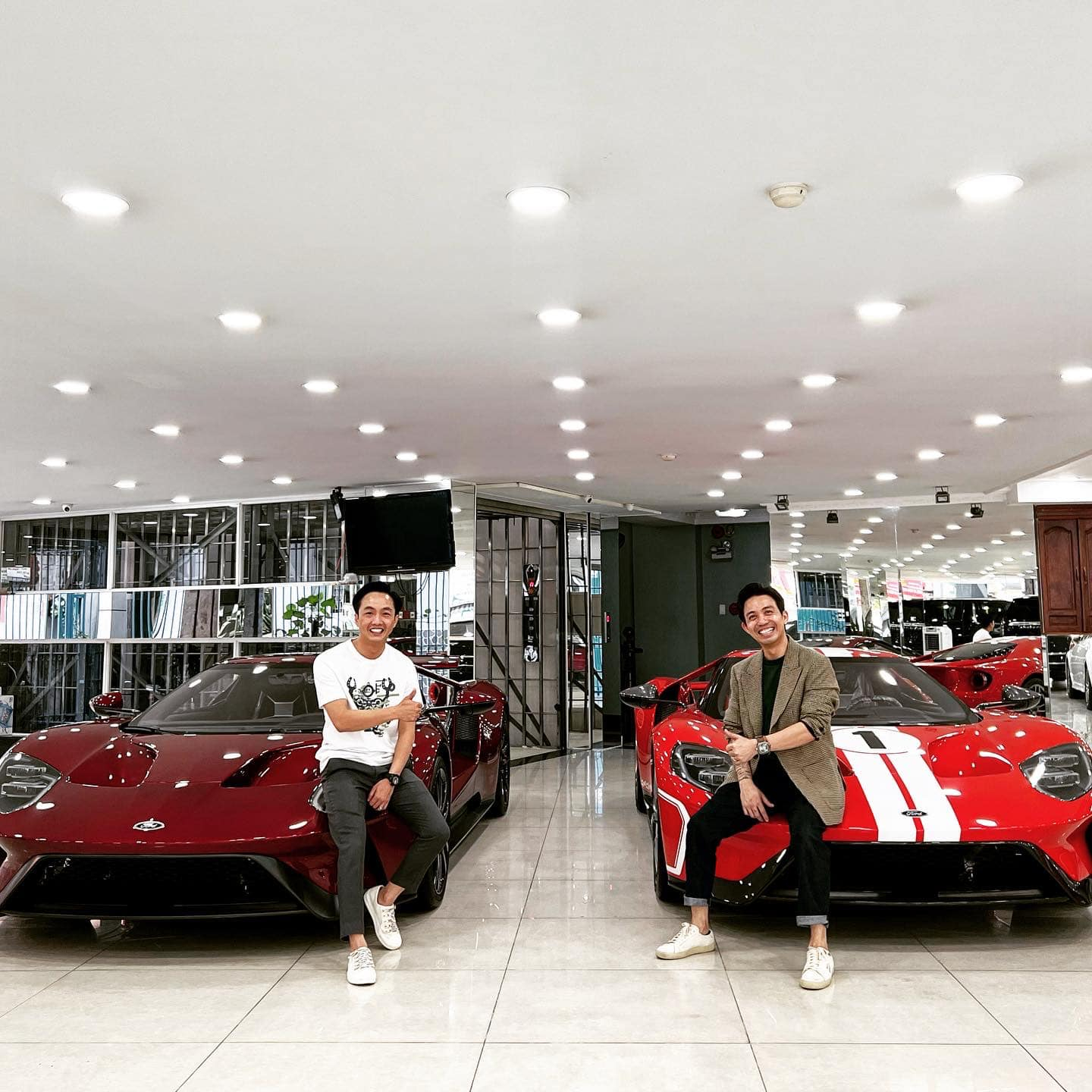 Bức ảnh trên máy bay của Minh Nhựa khiến Cường Đô La phải tag thẳng vợ bạn vào