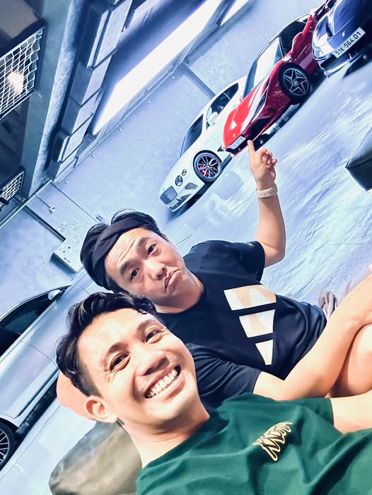 Đôi bạn có niềm đam mê siêu xe cùng với nhau
