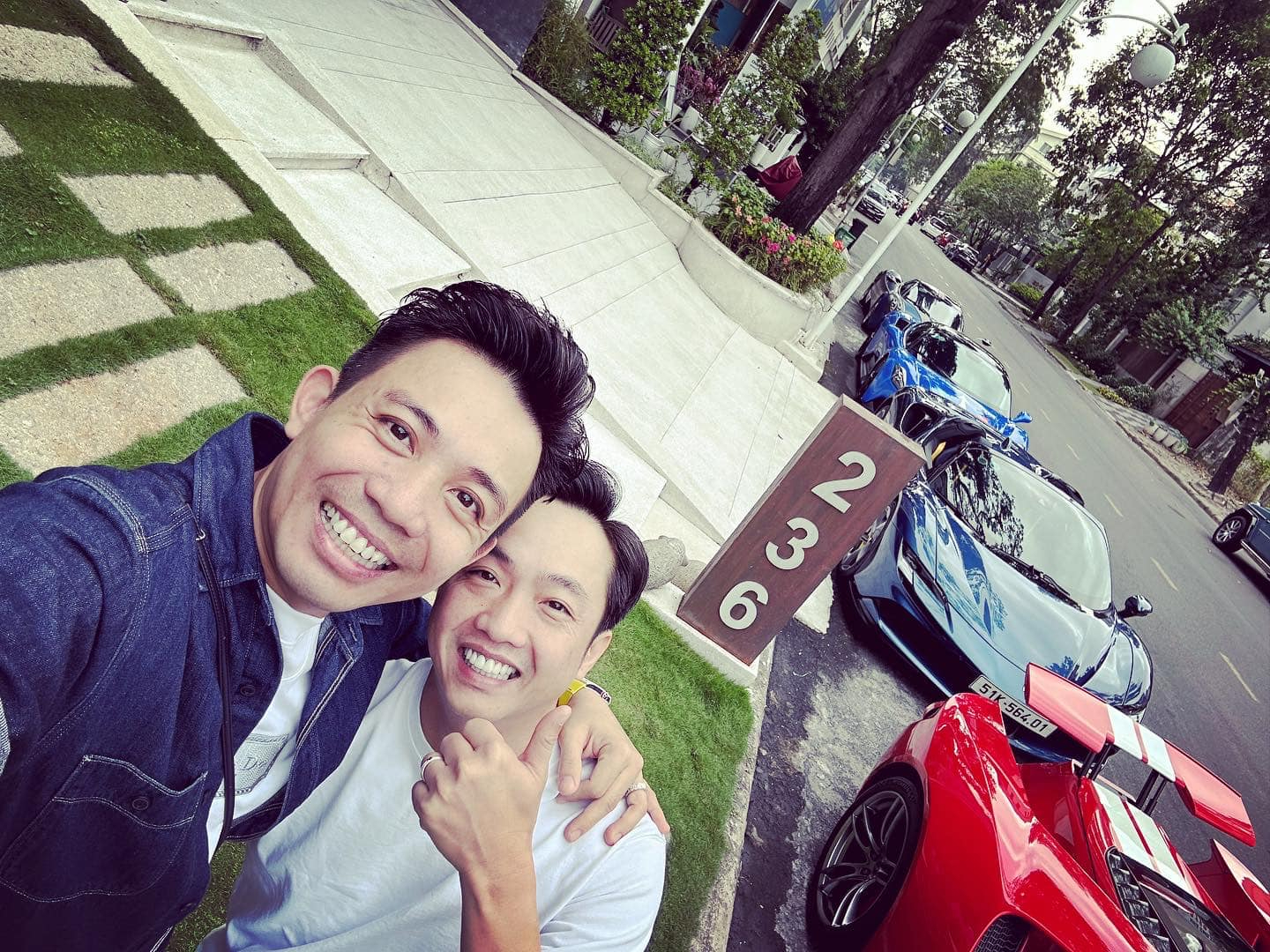 Bức ảnh trên máy bay của Minh Nhựa khiến Cường Đô La phải tag thẳng vợ bạn vào