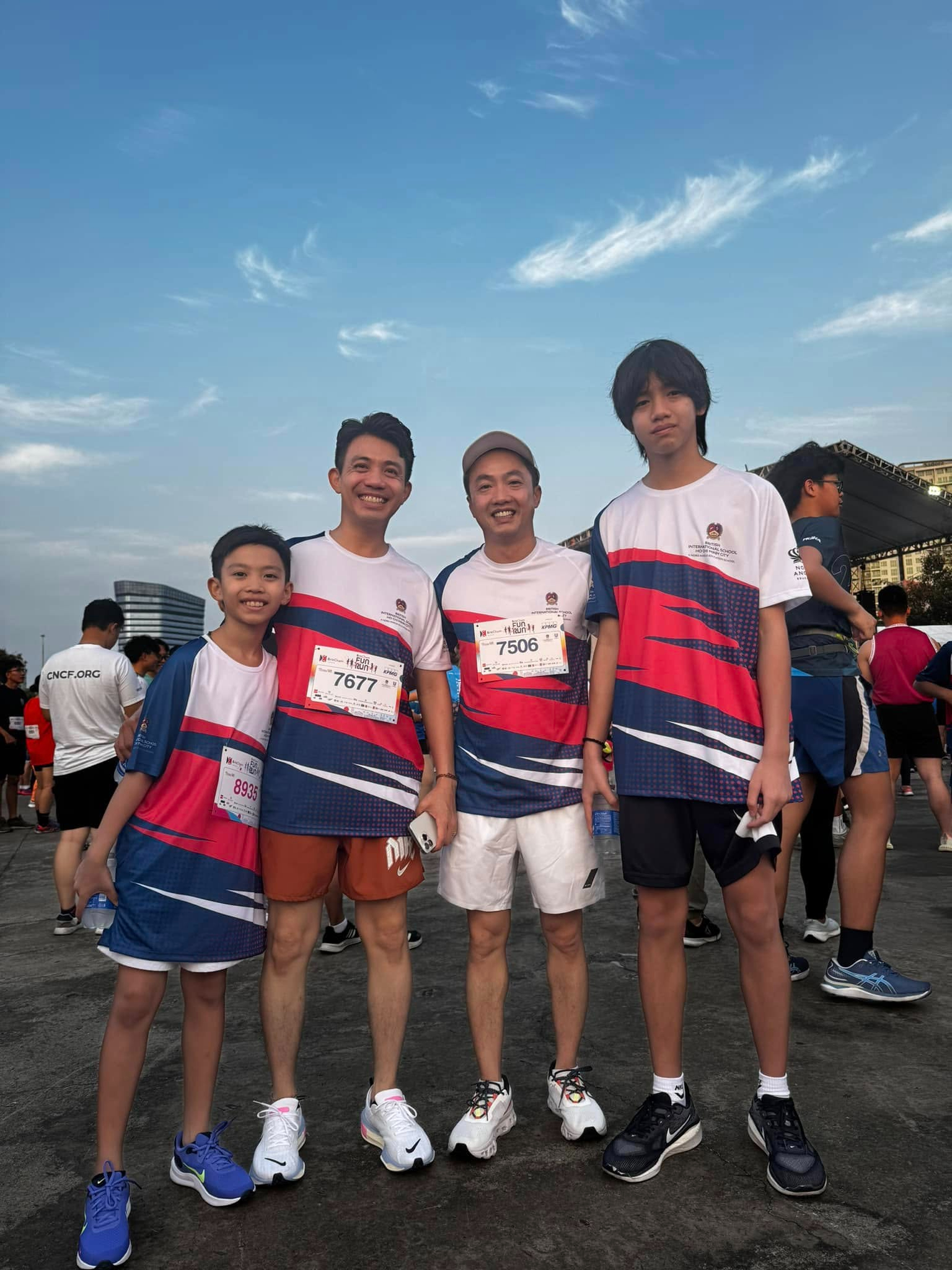 2 ông bố tham gia giải chạy cùng 2 con trai - Nobi (bên trái) và Subeo (bên phải)