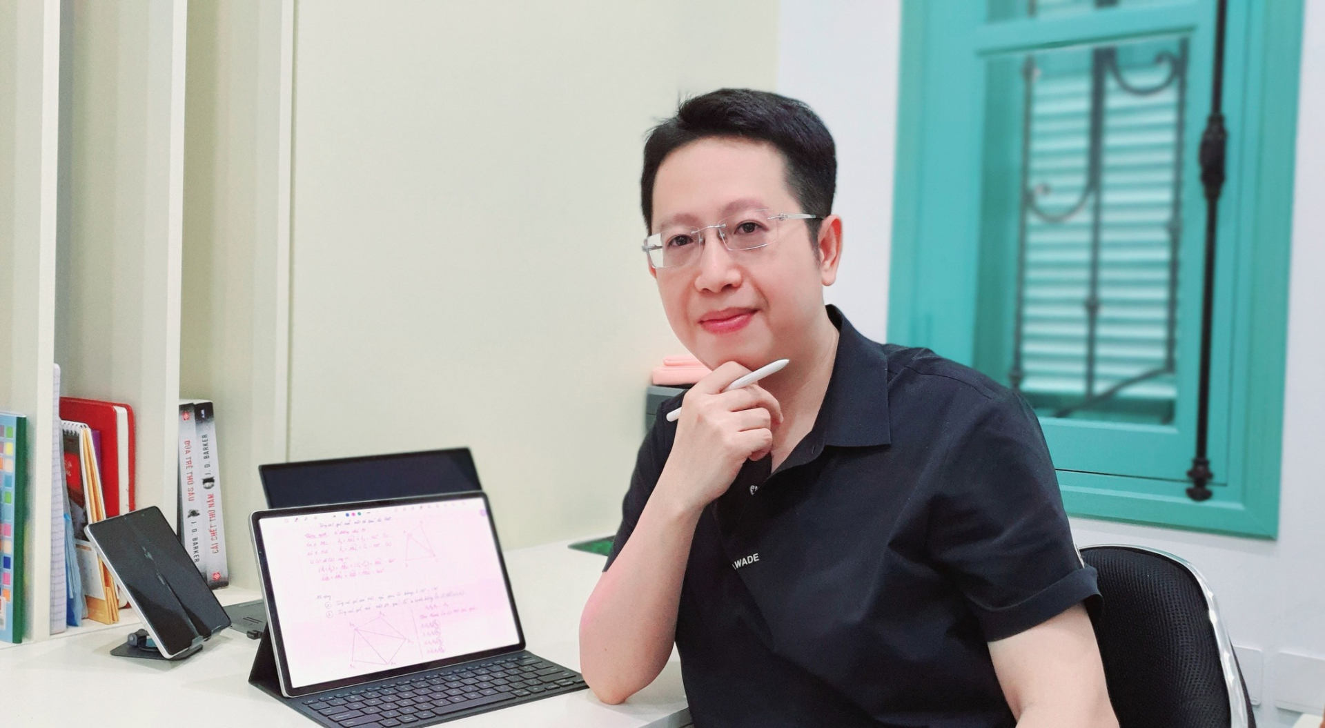 Việt Khuê vẫn duy trì cả 2 vai trò, vừa dẫn chương trình vừa dạy Toán