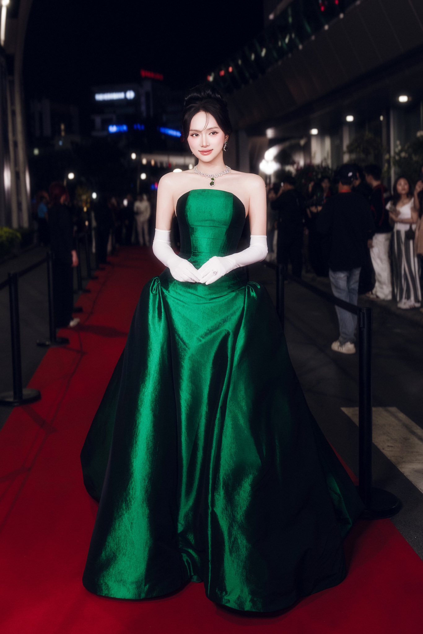 Tuy nhiên, sự im lặng của Hương Giang từ khi được công bố thông tin đến nay cũng khiến khán giả hoang mang