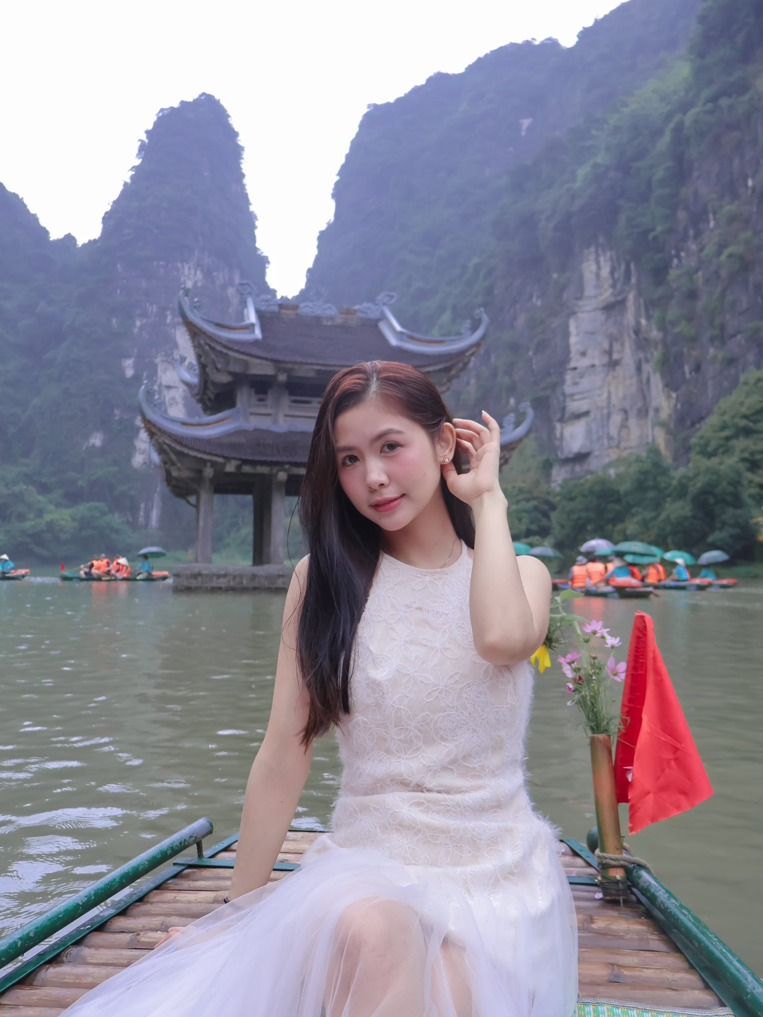 Cuộc sống hiện tại của hot girl chân khoèo đình đám: Đã chồng con, phản hồi khi bị nói “tàn tạ”