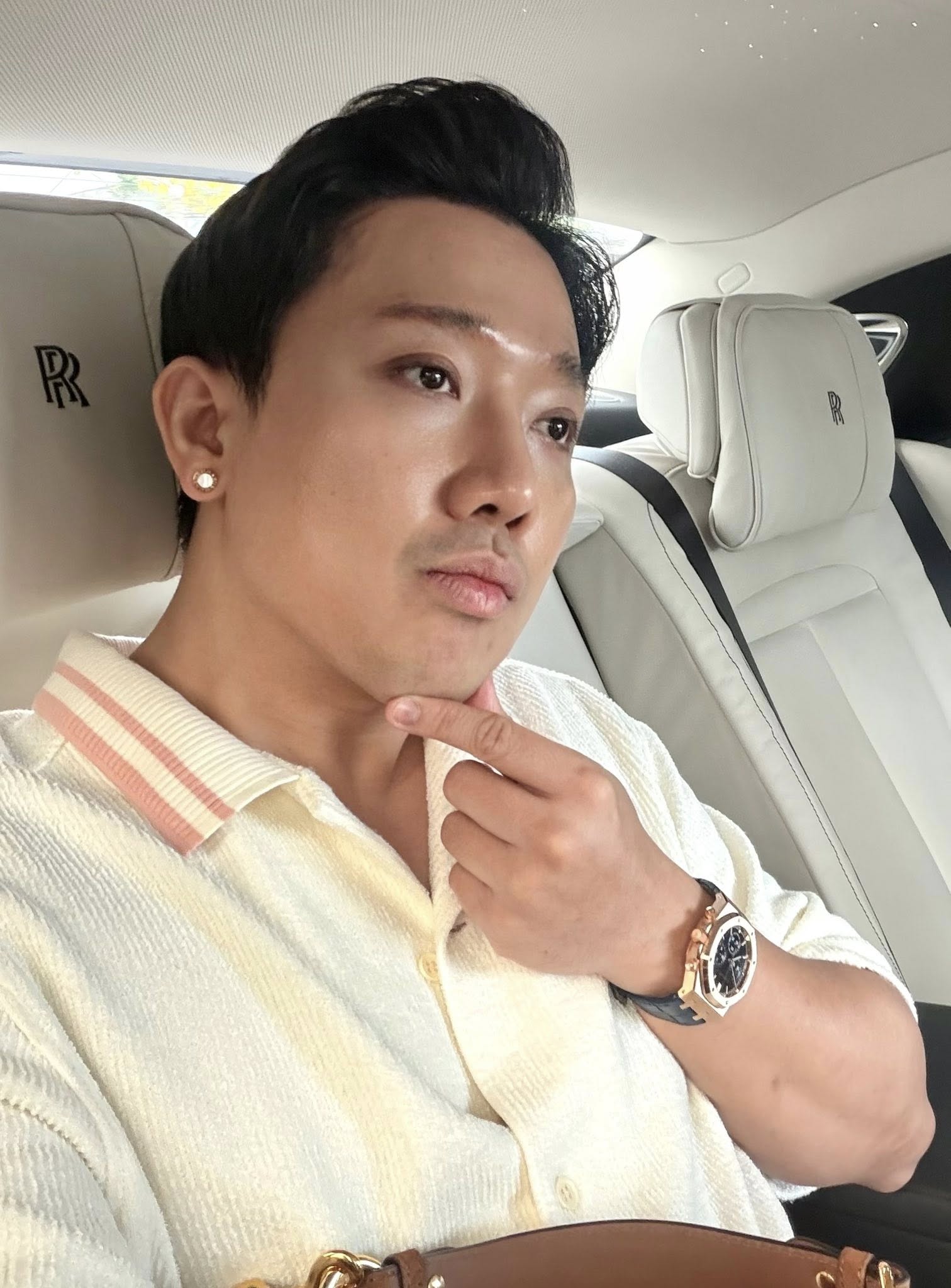 Hình ảnh đời thường cũng toát lên sự sang chảnh của Trấn Thành