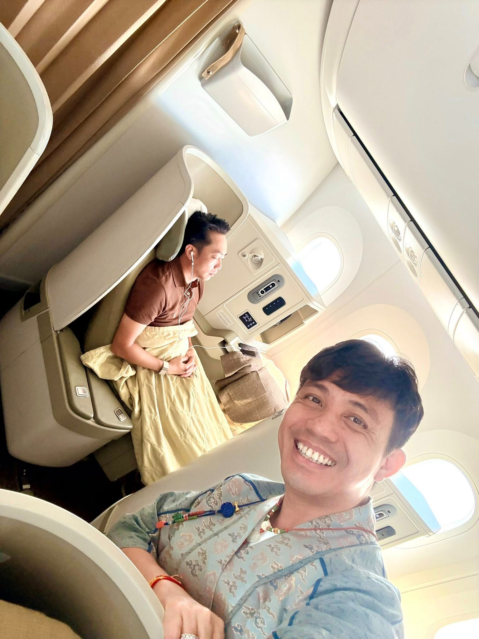 Bức ảnh trên máy bay của Minh Nhựa khiến Cường Đô La phải tag thẳng vợ bạn vào