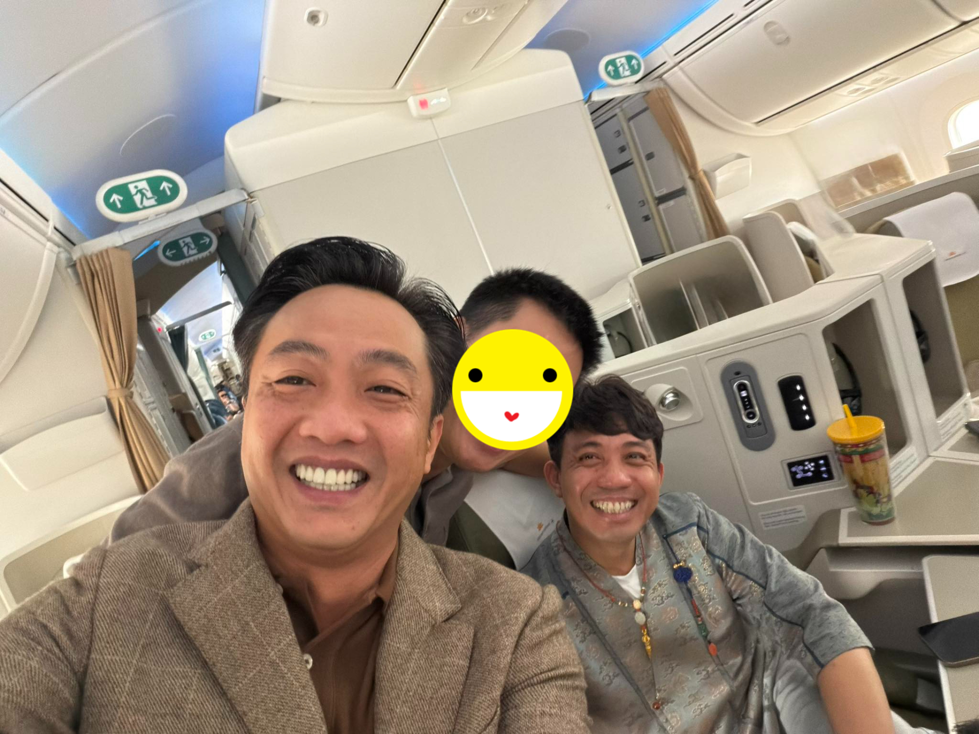 Bức ảnh trên máy bay của Minh Nhựa khiến Cường Đô La phải tag thẳng vợ bạn vào