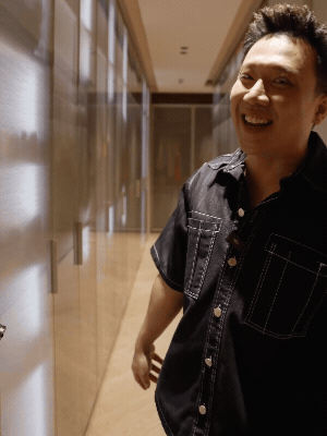 Trấn Thành đầu tư hệ thống tủ quần áo dài, được đặt thiết kế riêng phù hợp với sở thích của nam MC