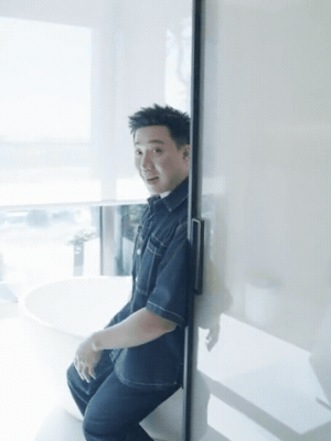 Nam MC cực yêu thích cảm giác vừa sử dụng bồn tắm vừa ngắm nhìn quan cảnh xung quanh 