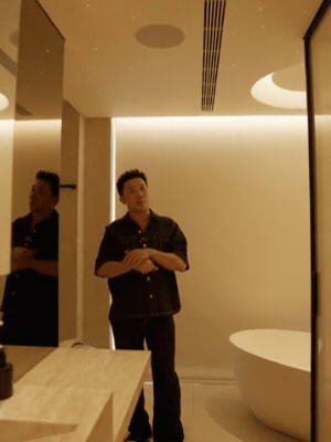 Nhà vệ sinh cũng được bày trí đèn hiện đại, tạo cảm giác chill mỗi khi nam MC sử dụng 