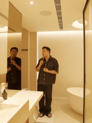 Trấn Thành còn thích hát hò mỗi, tạo nên một sân khấu mini trong nhà vệ sinh 