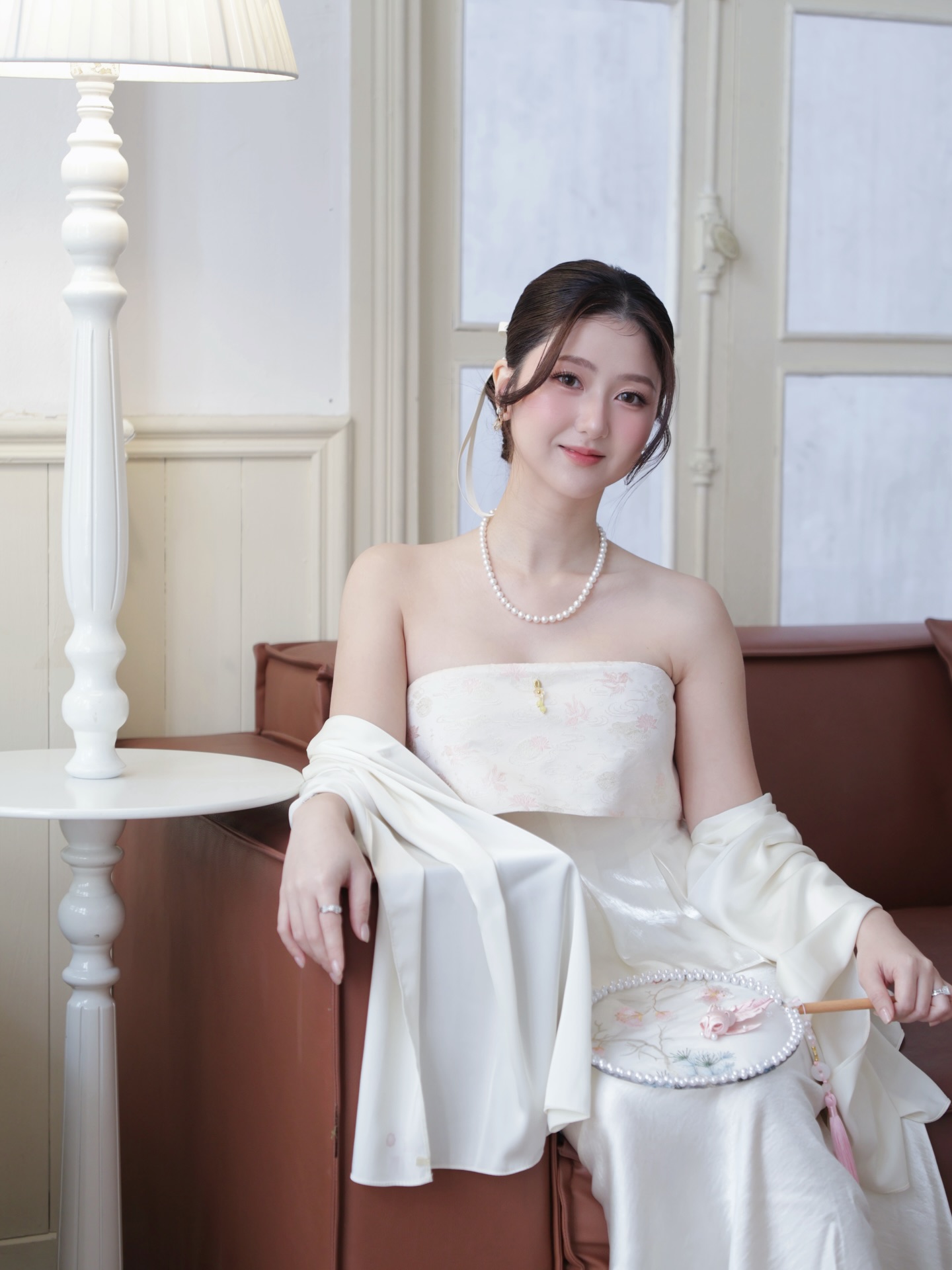 Đứng cạnh Tiểu Vy lùn hơn hẳn 20cm, nhưng tiểu thư này có khuôn mặt đẹp đến mức chẳng cần chiều cao nữa