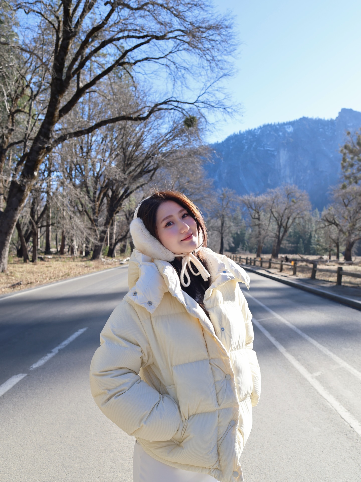 Đứng cạnh Tiểu Vy lùn hơn hẳn 20cm, nhưng tiểu thư này có khuôn mặt đẹp đến mức chẳng cần chiều cao nữa