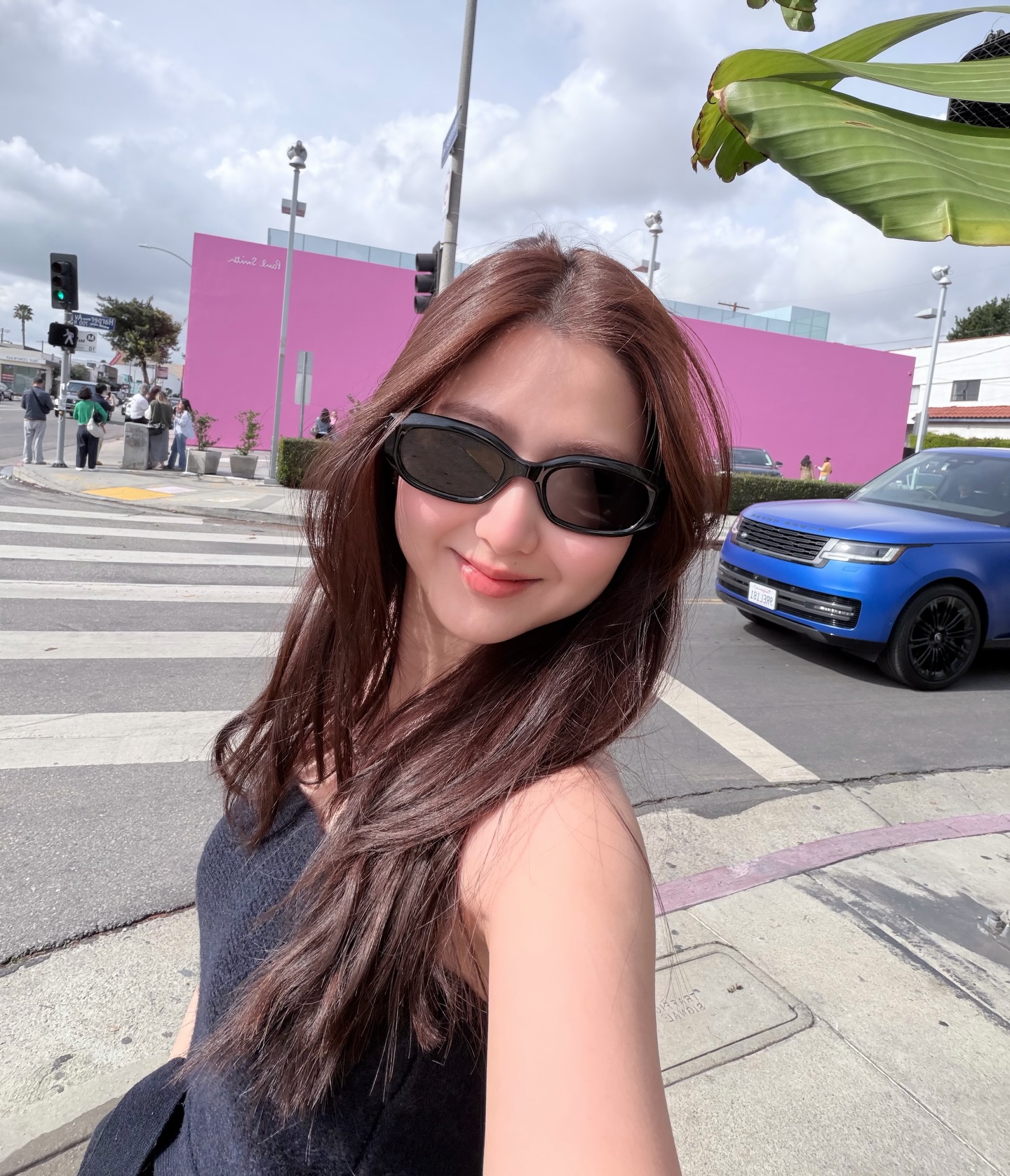 Đứng cạnh Tiểu Vy lùn hơn hẳn 20cm, nhưng tiểu thư này có khuôn mặt đẹp đến mức chẳng cần chiều cao nữa