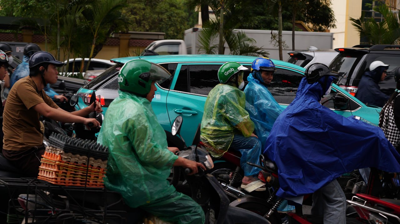 Tại một số tuyến đường lớn, mật độ phương tiện vẫn đông nhưng di chuyển chậm hơn do tầm nhìn giảm