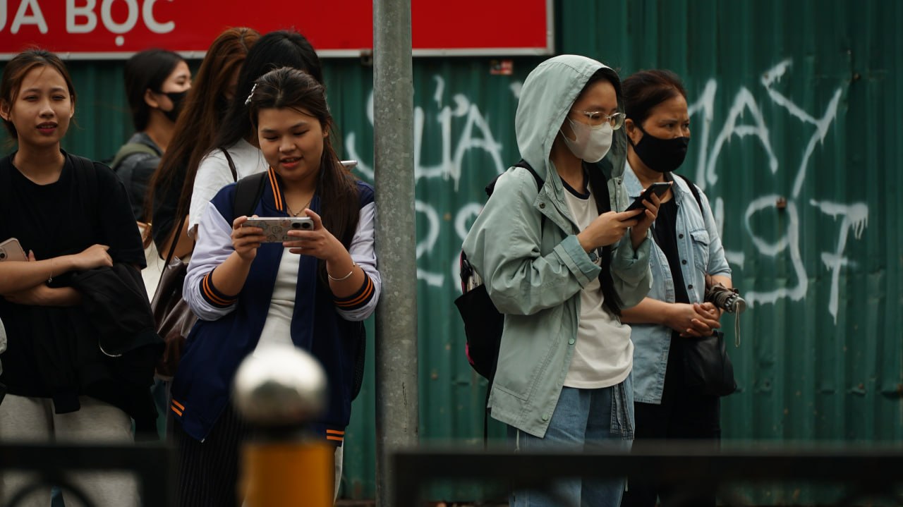 Nhiều người mặc thêm áo khoác vì thời tiết đột ngột thay đổi