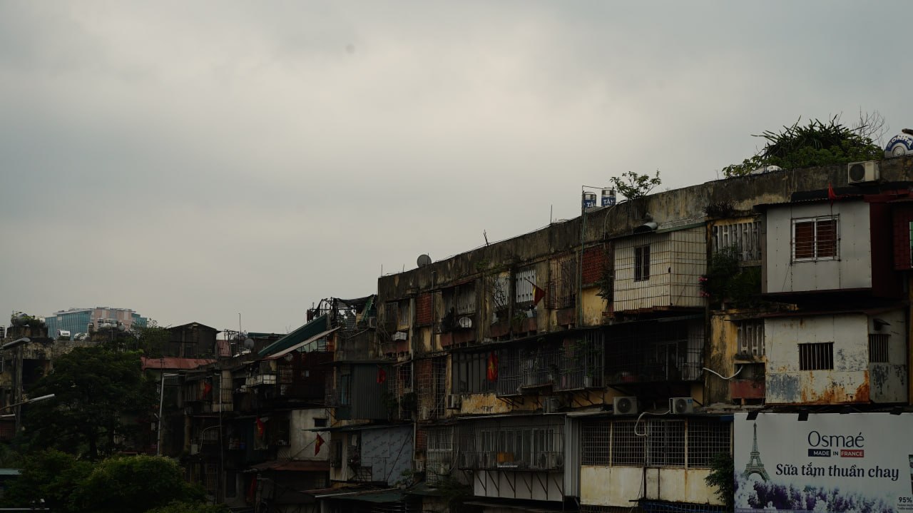 Những hình thái thời tiết xuất hiện ngày càng nhiều trong thời gian gần đây. Các chuyên gia khuyến cáo người dân cần hạn chế di chuyển khi có dông mạnh, chú ý an toàn trước các hiện tượng thời tiết nguy hiểm như sét và gió giật.