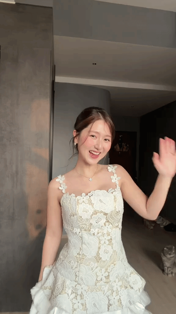 Đứng cạnh Tiểu Vy lùn hơn hẳn 20cm, nhưng tiểu thư này có khuôn mặt đẹp đến mức chẳng cần chiều cao nữa