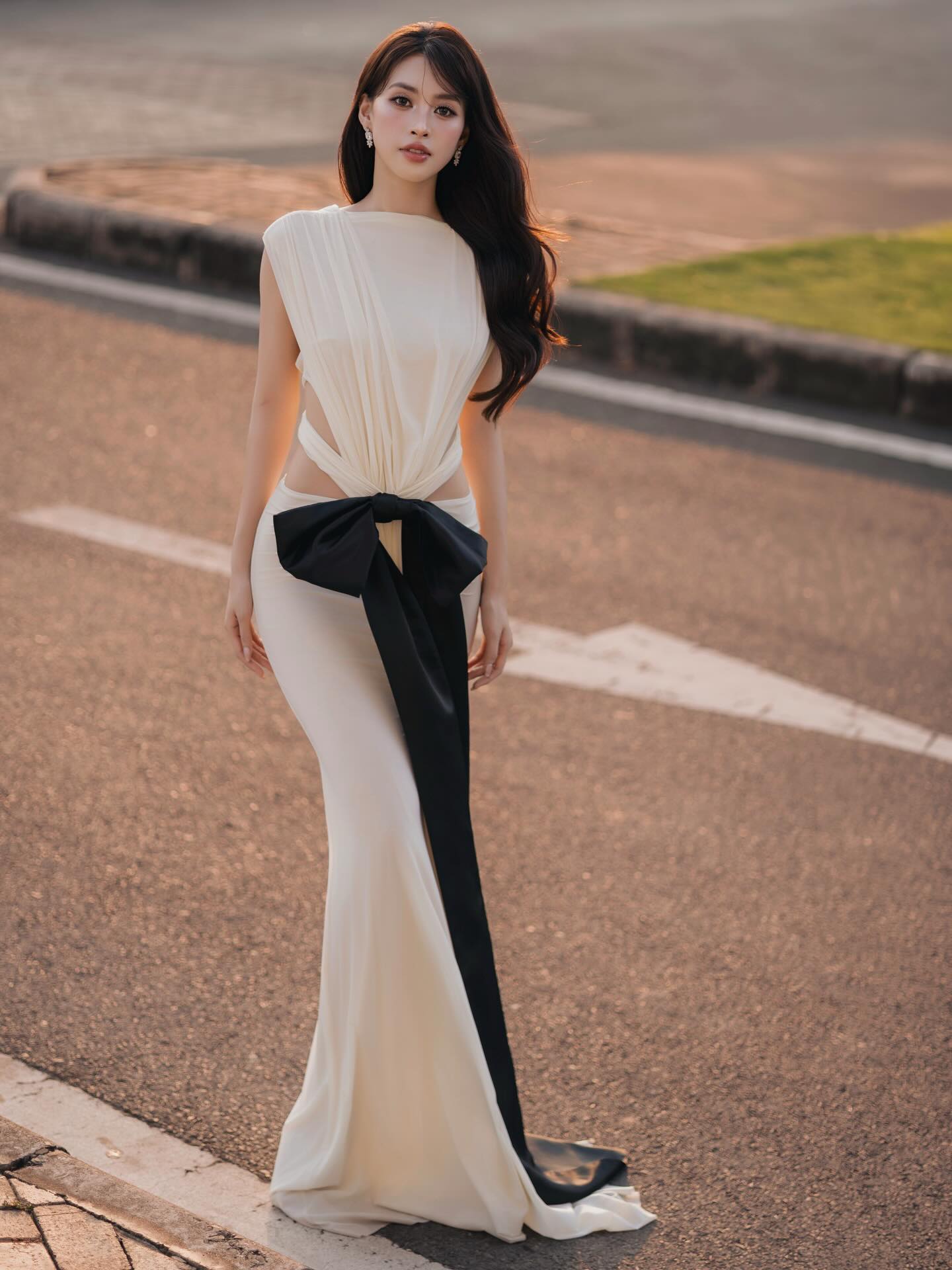 Đứng cạnh Tiểu Vy lùn hơn hẳn 20cm, nhưng tiểu thư này có khuôn mặt đẹp đến mức chẳng cần chiều cao nữa