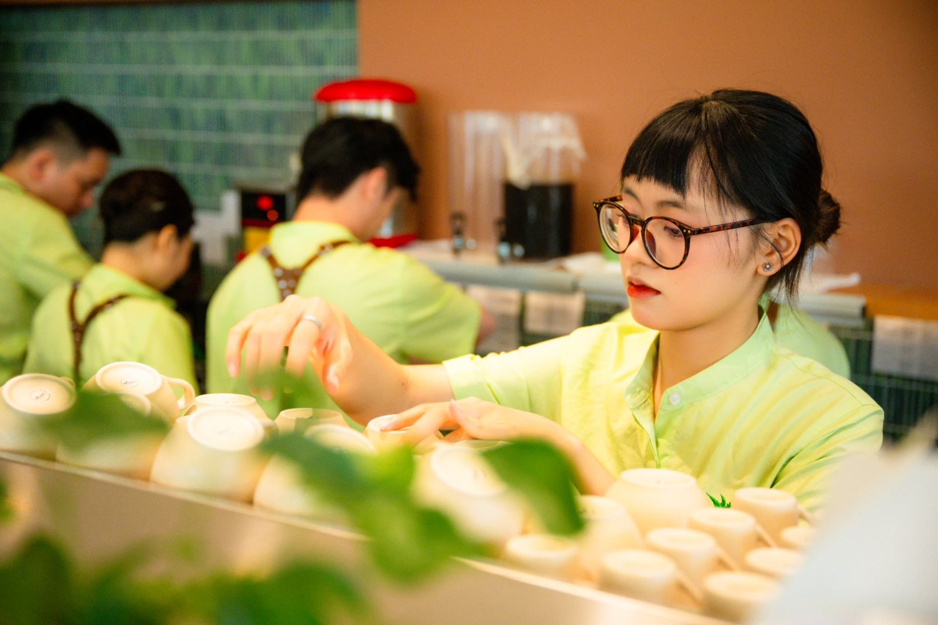 Quầy pha chế cũng sử dụng đồng bộ loại gạch này, mang lại cảm giác chỉn chu và thống nhất về mặt vật liệu. 