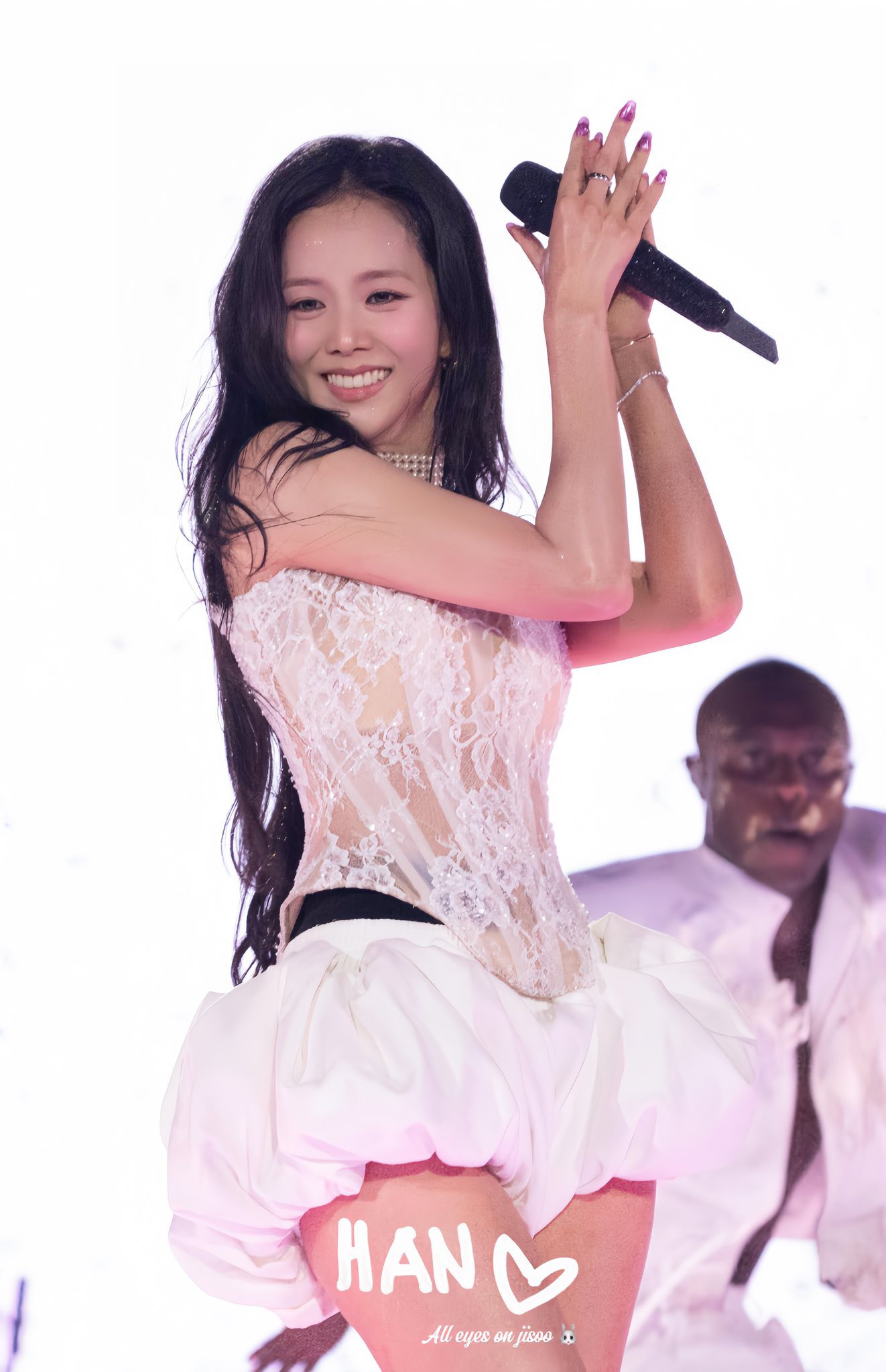  Song song với thành công, Jisoo cũng là tâm điểm của một trong những cuộc tranh luận dai dẳng nhất Kpop về việc nổi tiếng nhờ nhan sắc hay thực lực