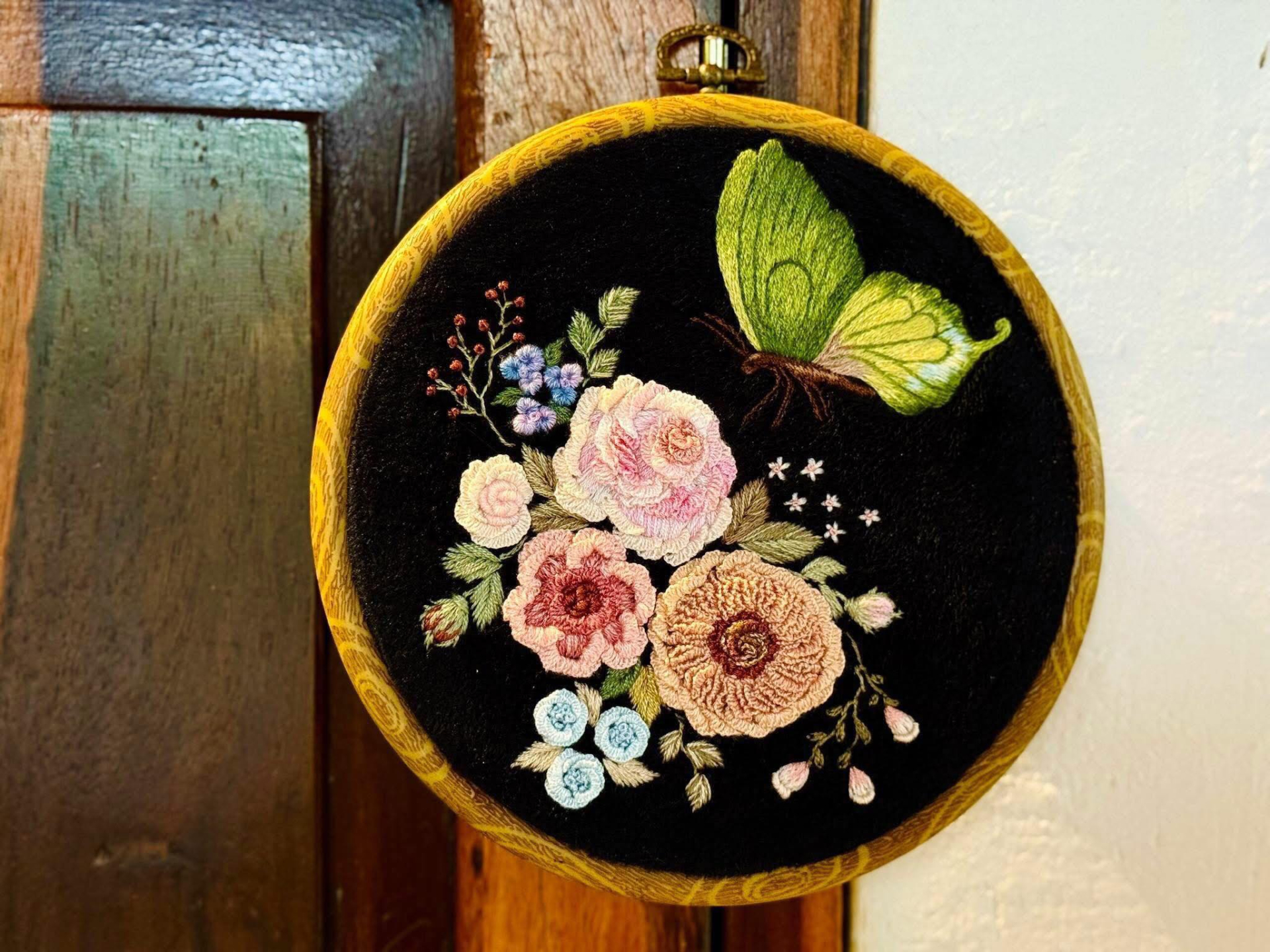 Cô gái Lâm Đồng nhặt lá mít khô ngoài vườn, thức đến 3h sáng “hô biến