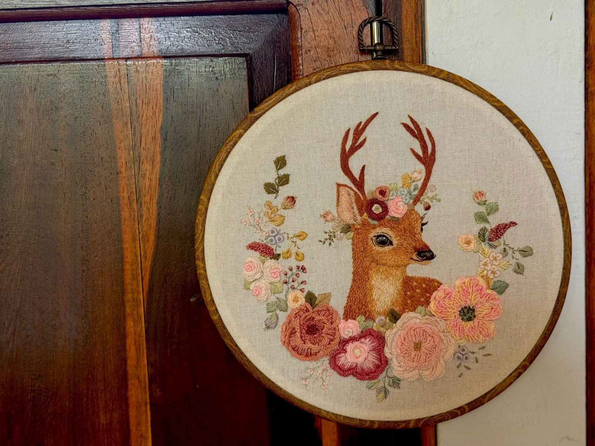 Cô gái Lâm Đồng nhặt lá mít khô ngoài vườn, thức đến 3h sáng “hô biến