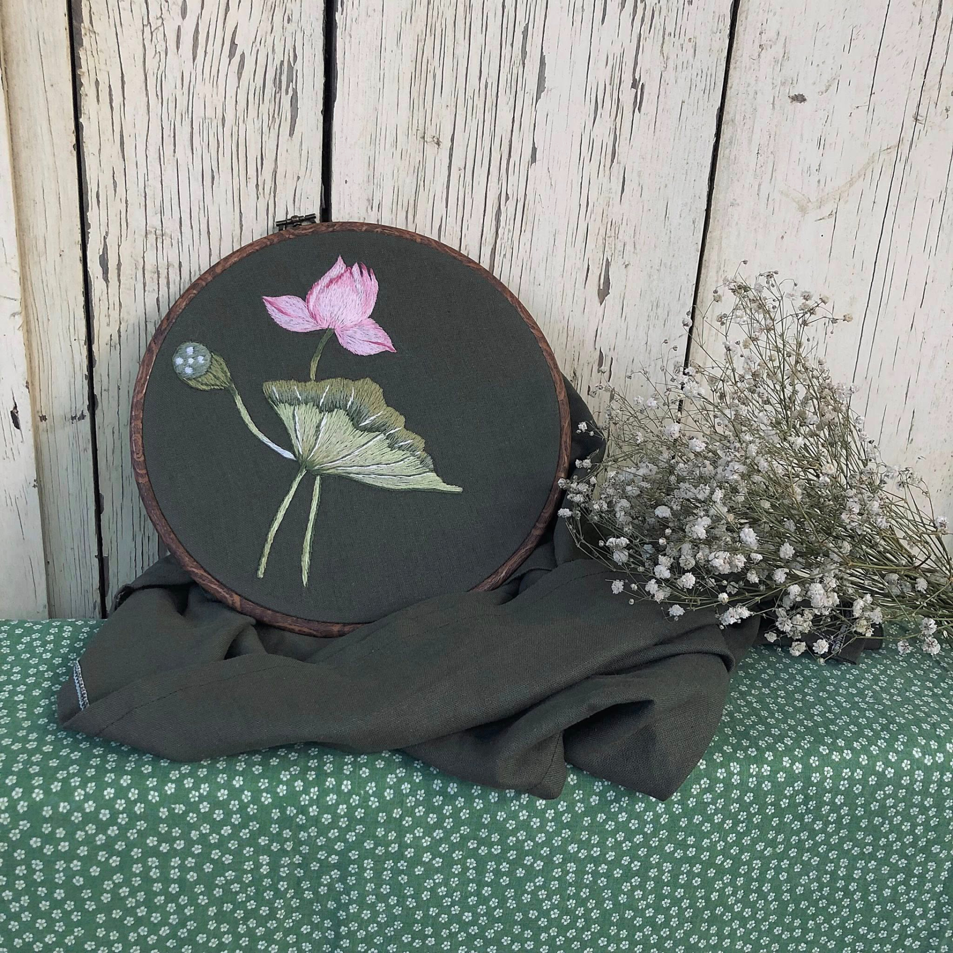 Cô gái Lâm Đồng nhặt lá mít khô ngoài vườn, thức đến 3h sáng “hô biến