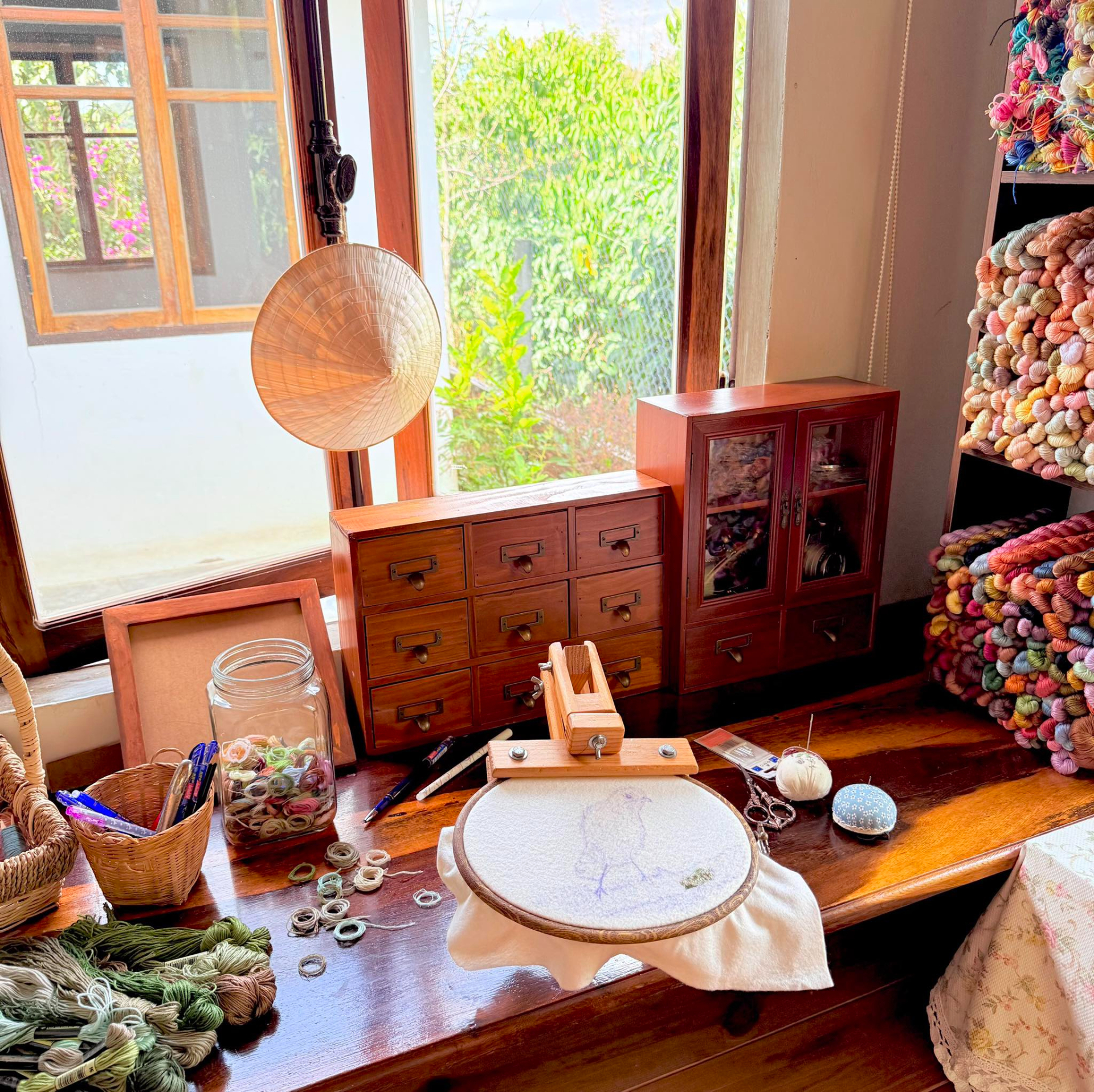 Cô gái Lâm Đồng nhặt lá mít khô ngoài vườn, thức đến 3h sáng “hô biến