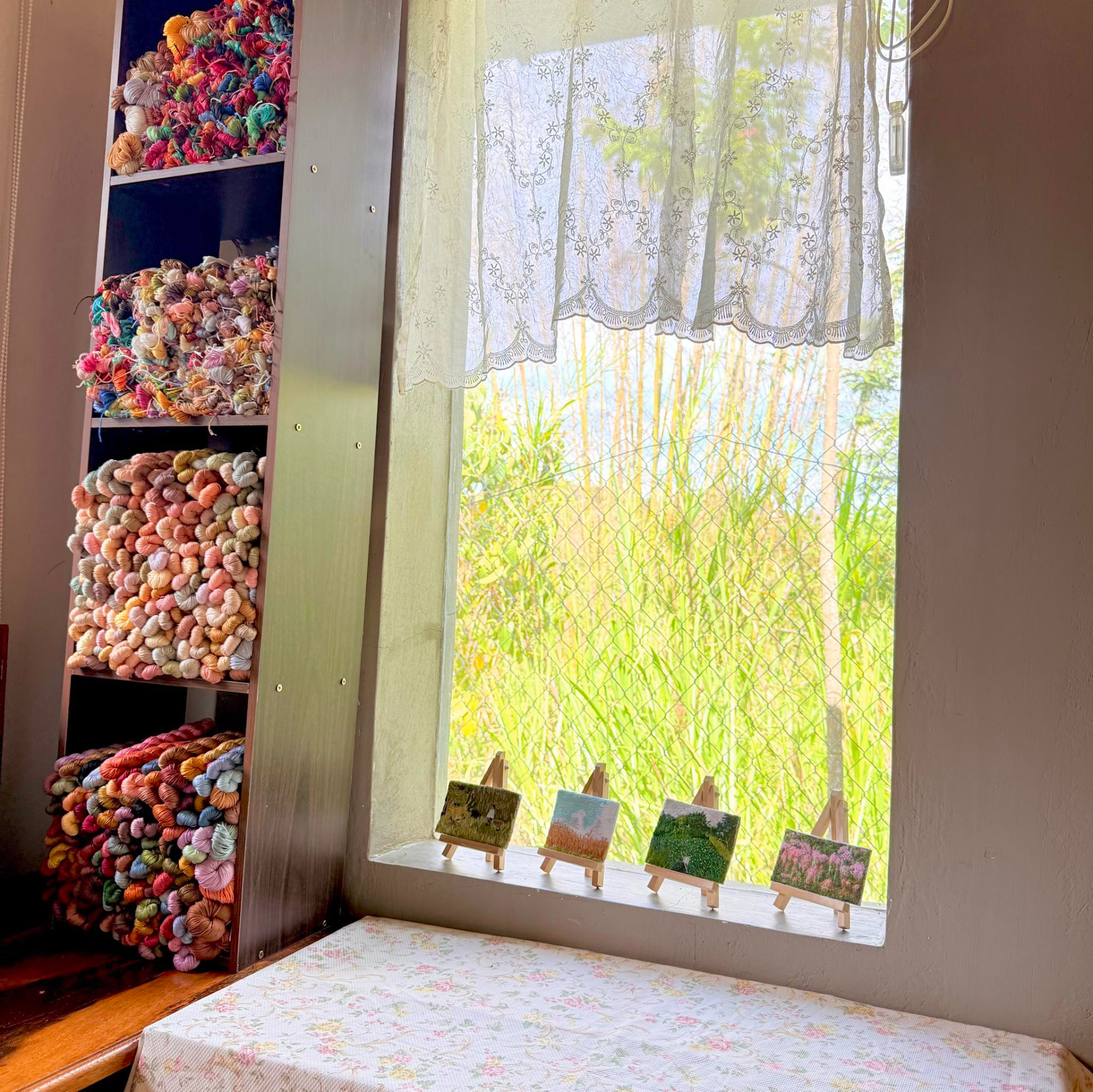 Cô gái Lâm Đồng nhặt lá mít khô ngoài vườn, thức đến 3h sáng “hô biến