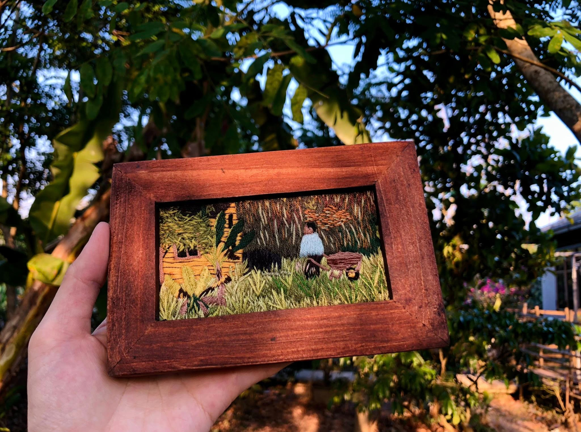 Cô gái Lâm Đồng nhặt lá mít khô ngoài vườn, thức đến 3h sáng “hô biến