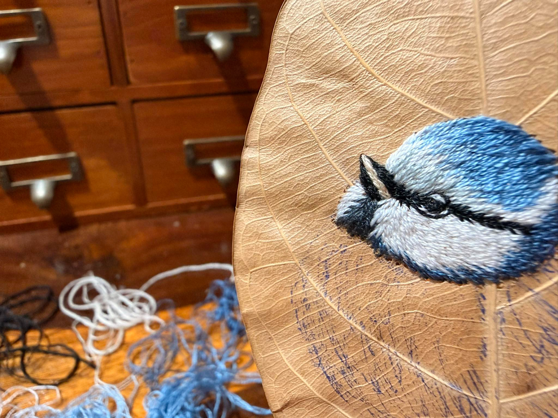 Cô gái Lâm Đồng nhặt lá mít khô ngoài vườn, thức đến 3h sáng “hô biến