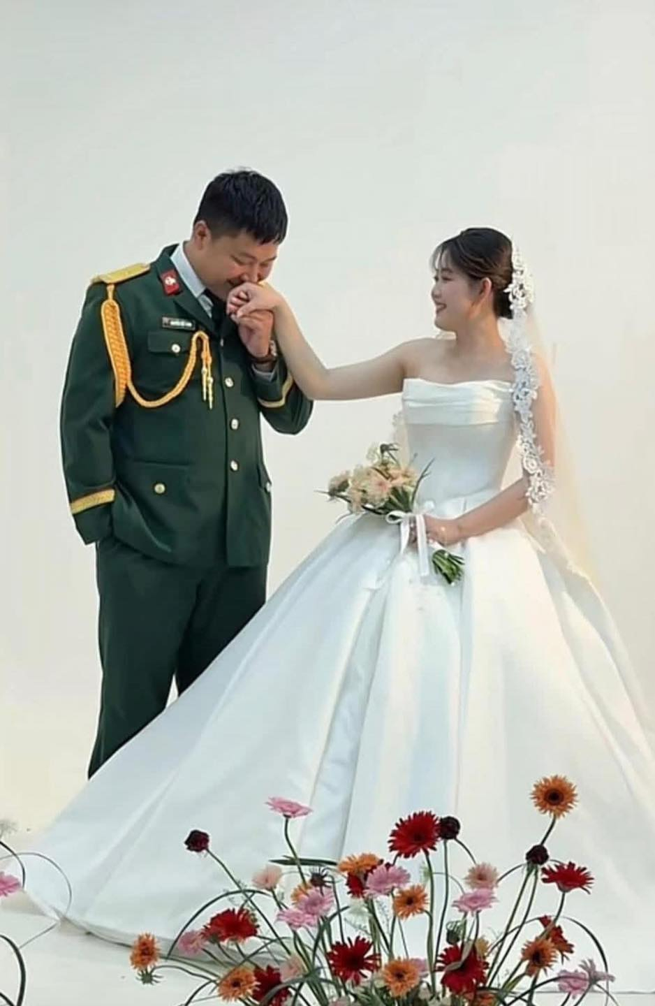 Vợ mũi trưởng Long lộ diện, nhan sắc ra sao mà dân tình nói: 