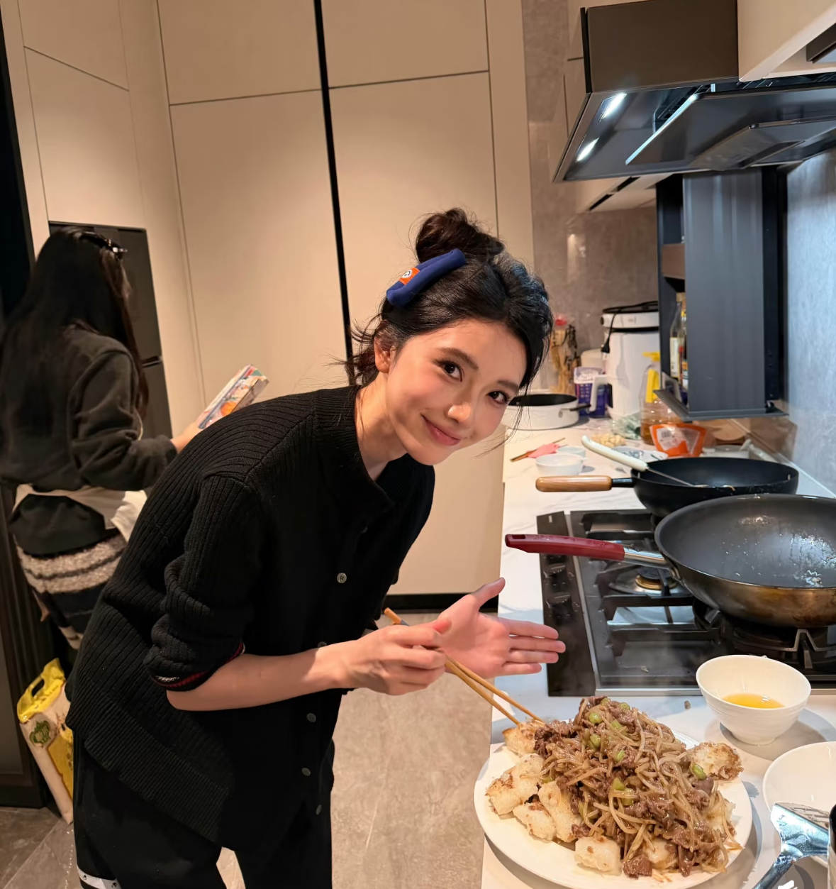 Không ít người chỉ ra rằng việc từ nấu ăn là điều bắt buộc phải làm nếu muốn tiết kiệm, vì ăn uống ở ngoài chi phí hiện tại khá cao, cũng phải giao động từ 100 nghìn đồng/ngày. Ảnh minh họa. 