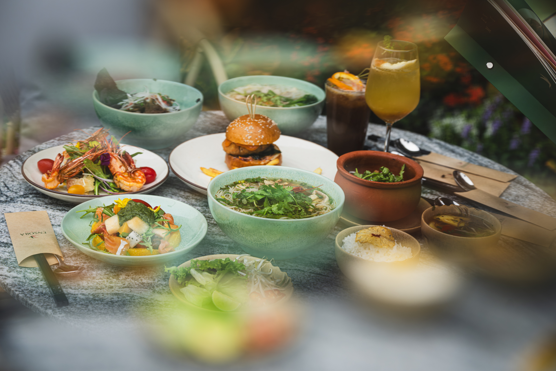 Quán cafe khủng ngay trong khuôn viên trường đại học đẹp nhất Việt Nam: Giao diện 