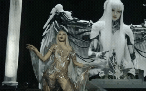 Lisa xinh đẹp xuất thần ở Coachella hôm nay