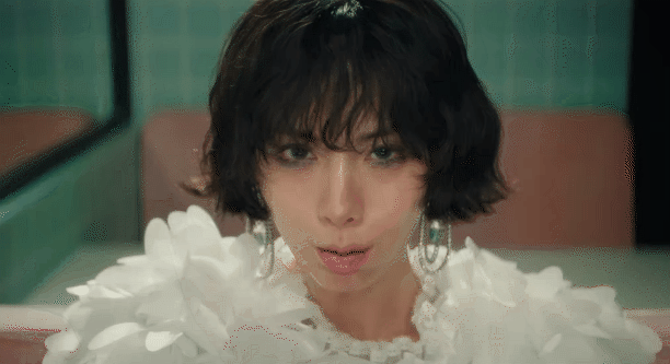 Khổ như mỹ nhân đẹp nhất thế giới: Bị cả nước ghét vì quá đẹp, 17 năm đi làm không ngày nào yên