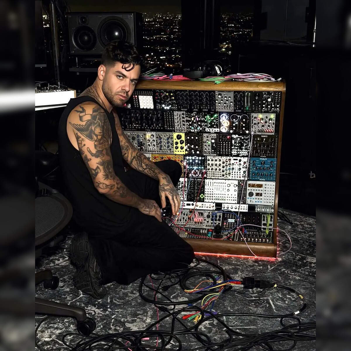 Anyma nổi tiếng với những sân khấu kết hợp công nghệ nghe nhìn đỉnh cao