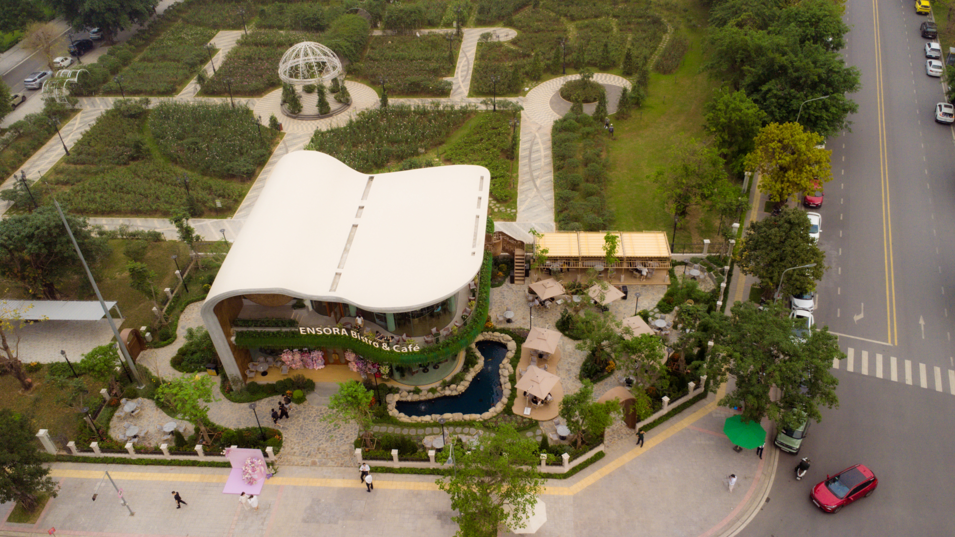 Quán cafe toạ lạc giữa những toà nhà cao vút, những con đường thoáng rộng thênh thang - một không gian có view đắt giá mà giữa trung tâm thành phố rất khó để trải nghiệm