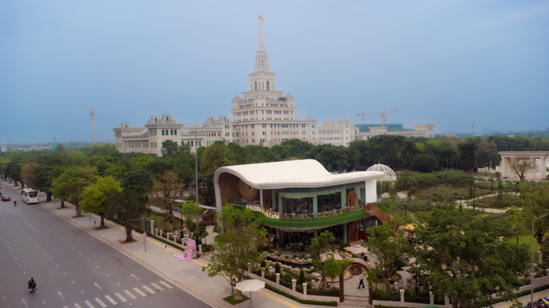 Từ Ensora, bạn có thể nhìn thẳng sang khuôn viên xanh mướt và những tòa nhà mang kiến trúc tráng lệ của Đại học VinUni.