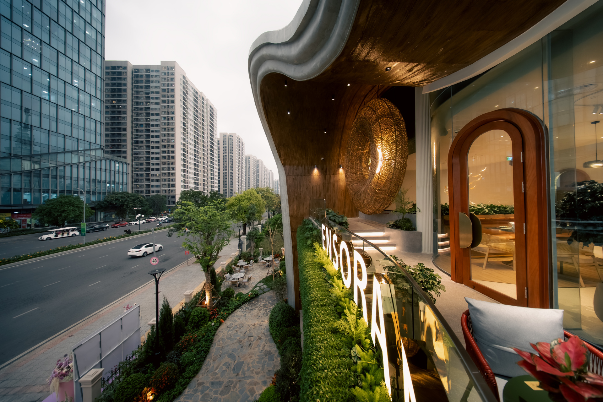 Quán cafe khủng ngay trong khuôn viên trường đại học đẹp nhất Việt Nam: Giao diện 