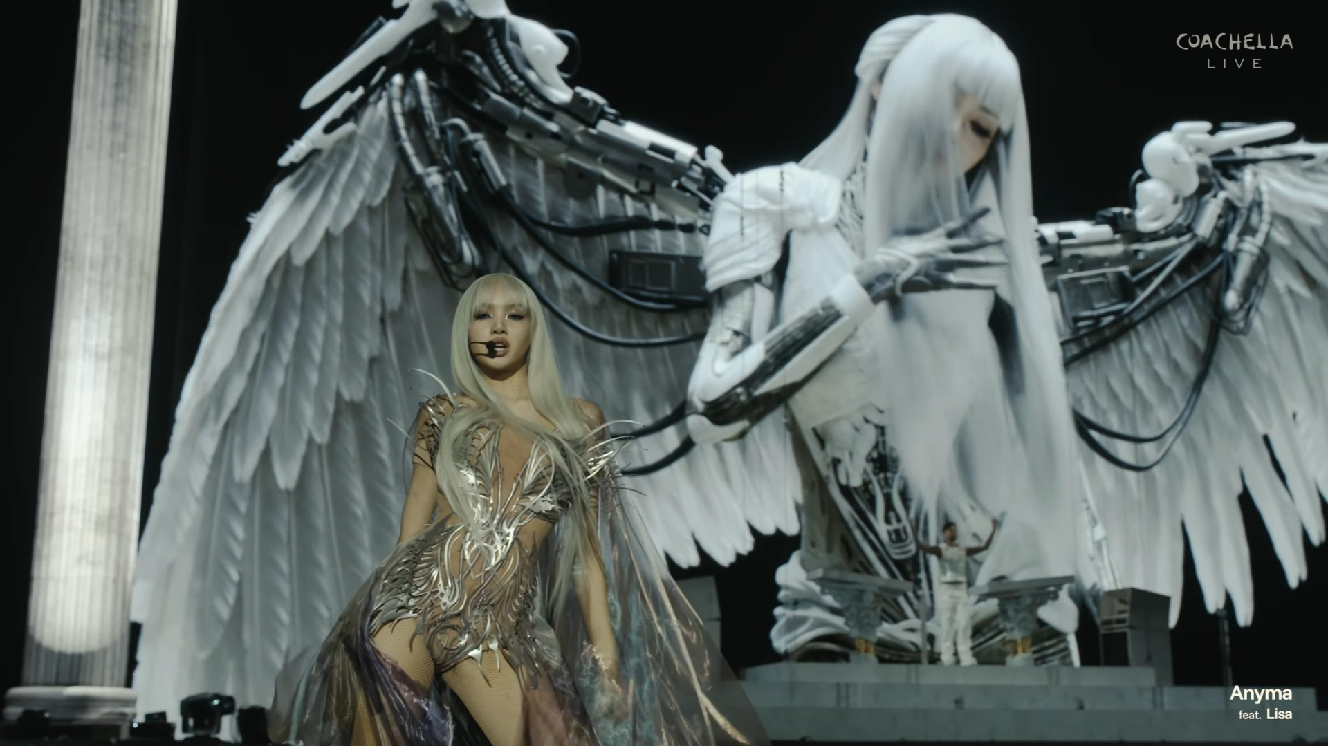 Lisa hoá thần trong set diễn của Anyma