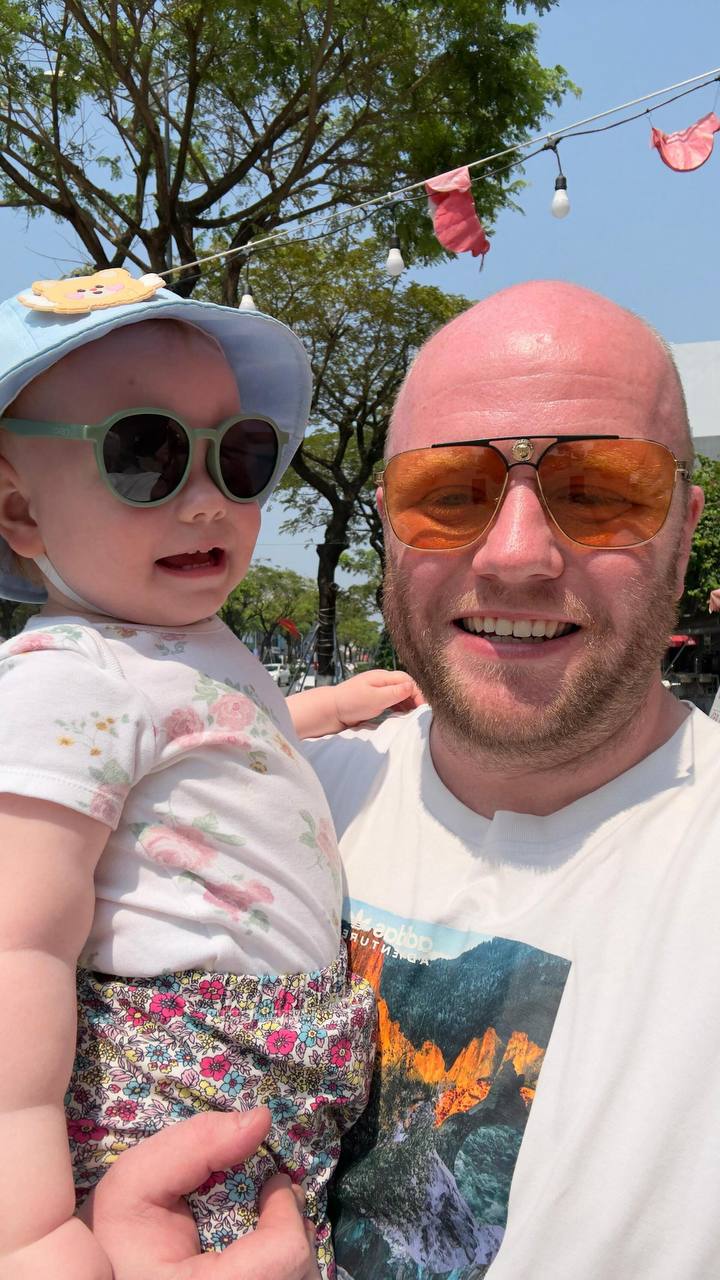 Khách Tây giữ kẽ suốt 9 tháng để rồi vỡ òa trước tình yêu thương trẻ con của người Việt