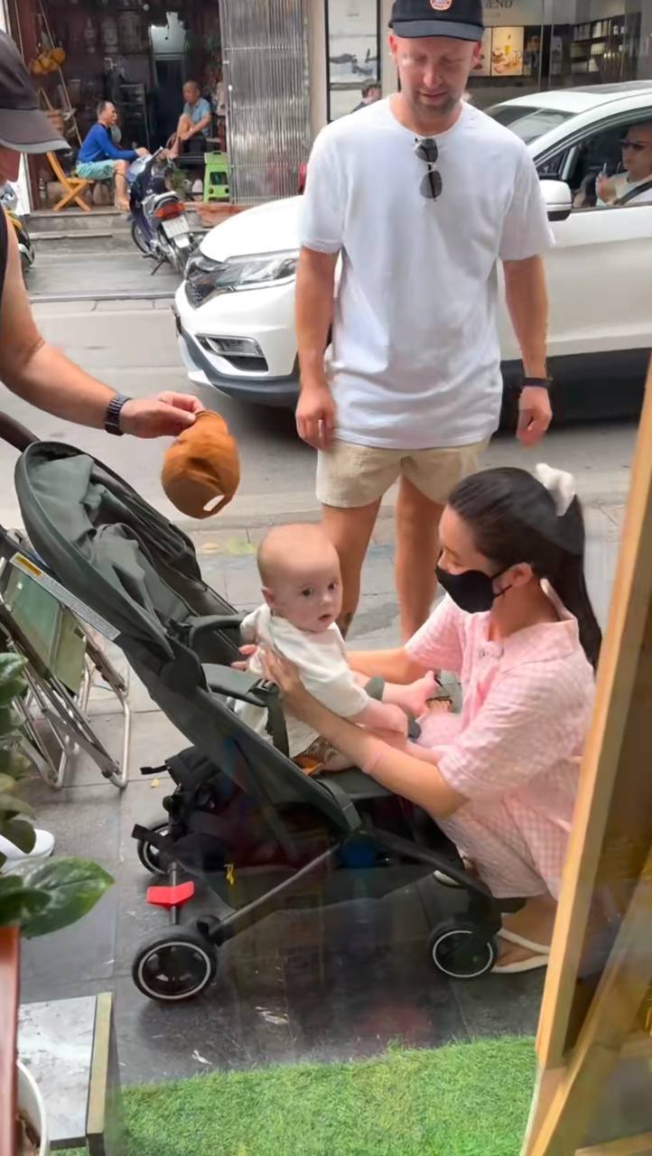 Khách Tây giữ kẽ suốt 9 tháng để rồi vỡ òa trước tình yêu thương trẻ con của người Việt